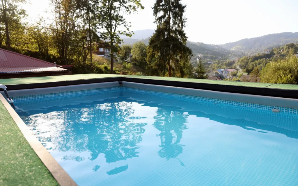 Piscine rectangulaire terminée face aux collines