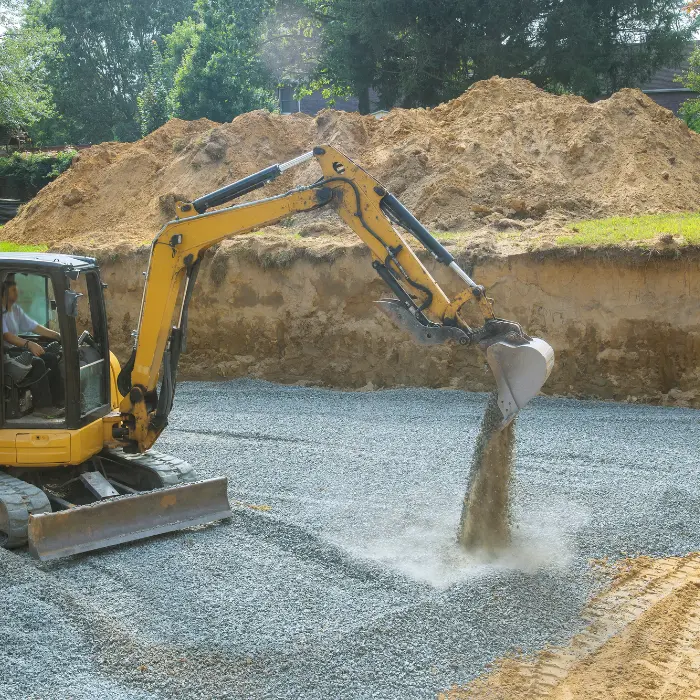 Pelle et arrosage d’une plateforme de sable