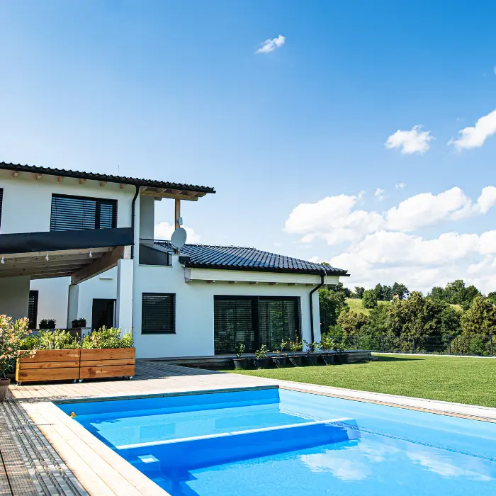 Villa contemporaine et piscine sur terrain nivelé