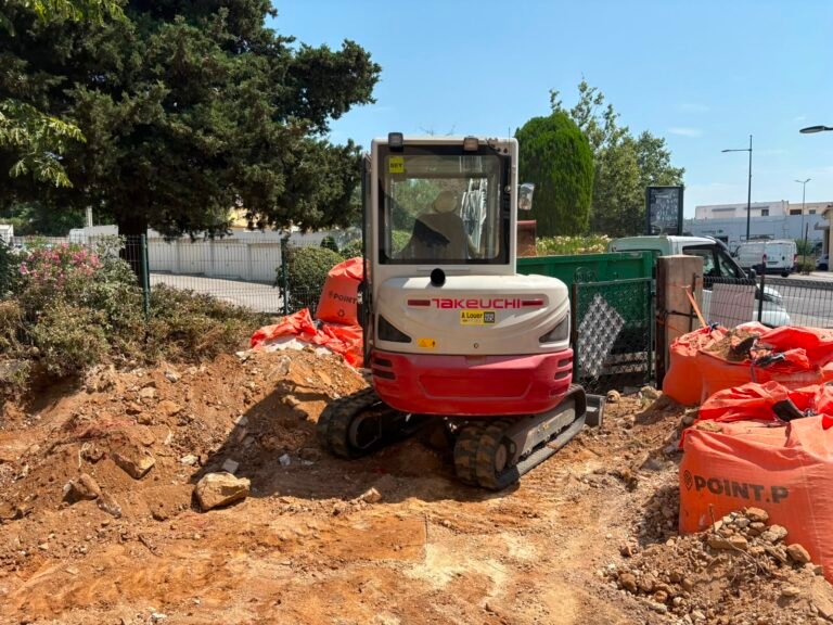 Mini-pelle en cours de terrassement en bordure de voie