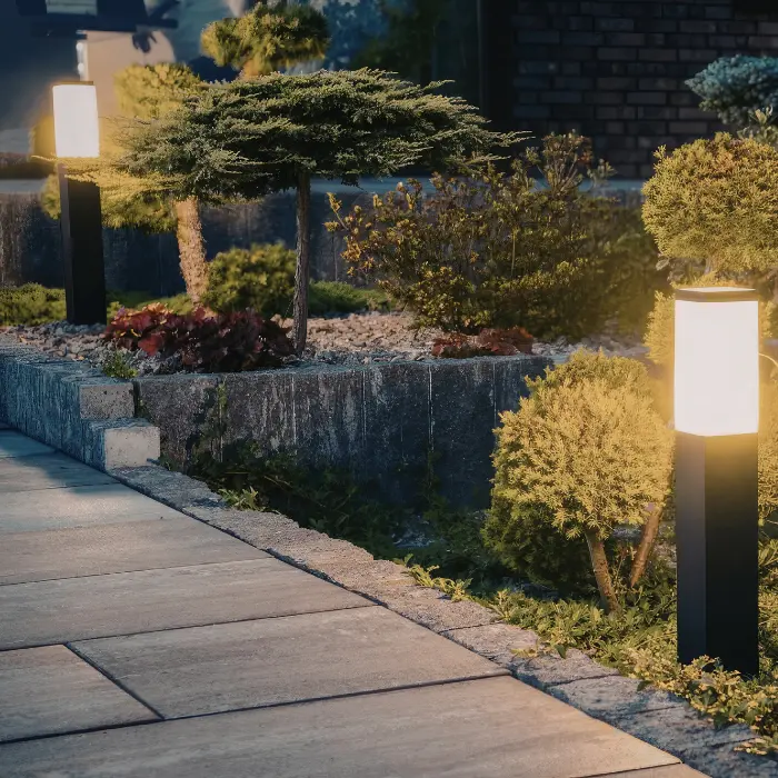 Allée pavée avec bornes lumineuses et muret