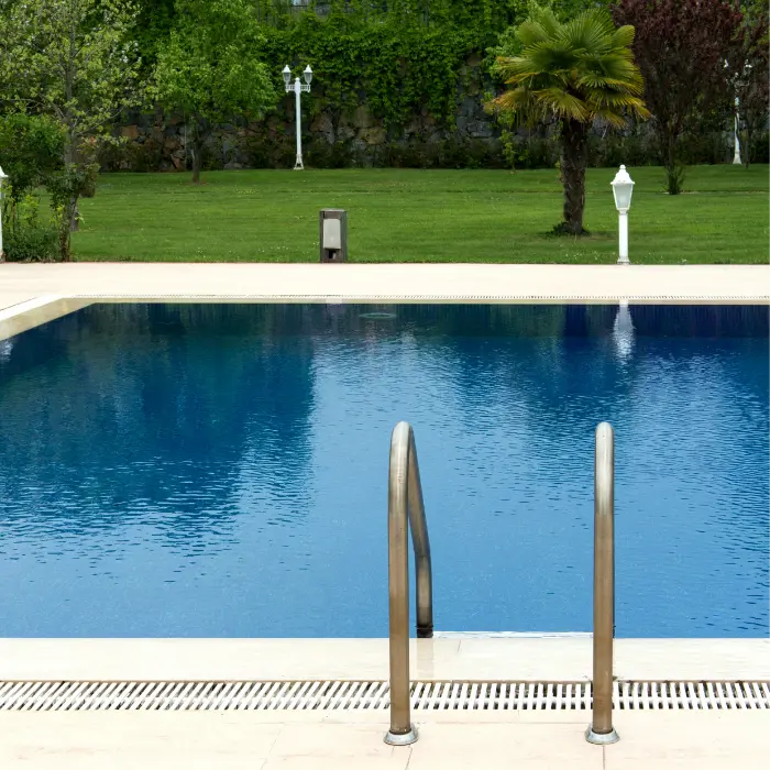 Piscine avec échelle inox et jardin planté